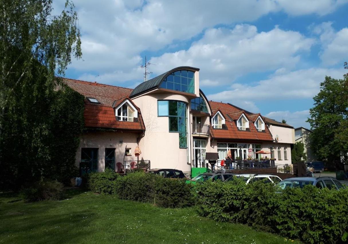 Hotel Colchi Unicov Экстерьер фото